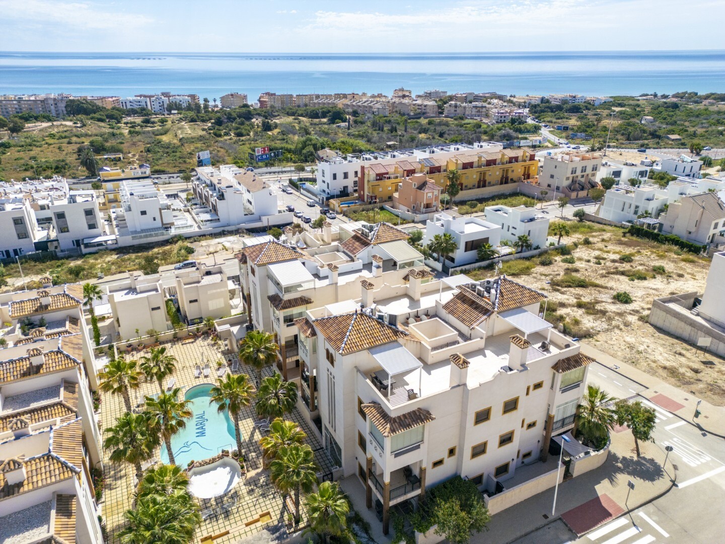 Exclusivo apartamento de reciente construcción en moderno residencial con completas zonas comunes y vistas al mar.