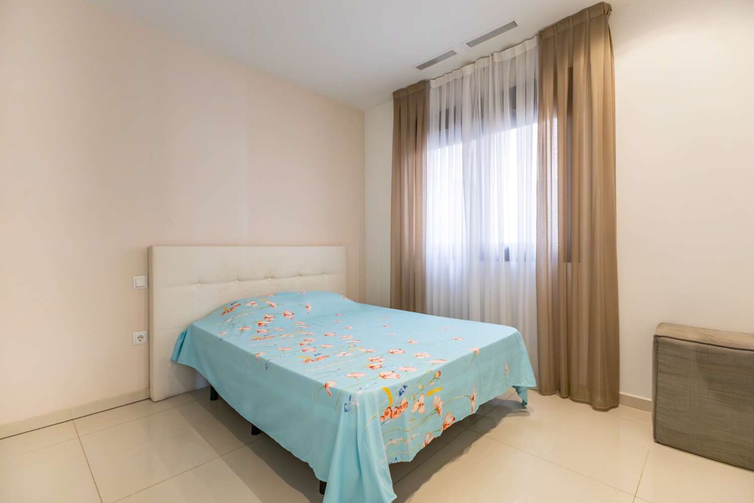 Exclusivo apartamento de reciente construcción en moderno residencial con completas zonas comunes y vistas al mar.