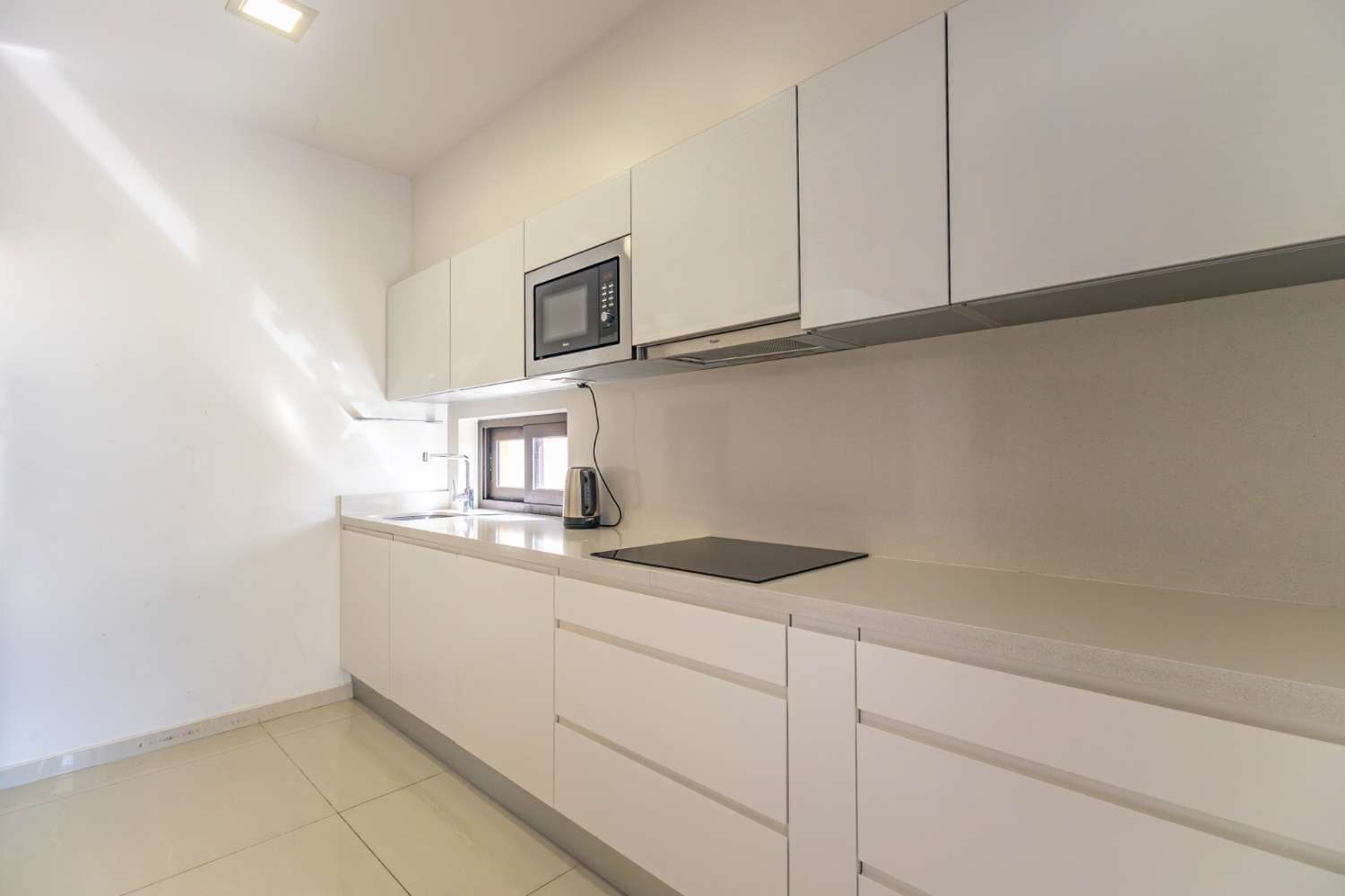 Exclusivo apartamento de reciente construcción en moderno residencial con completas zonas comunes y vistas al mar.
