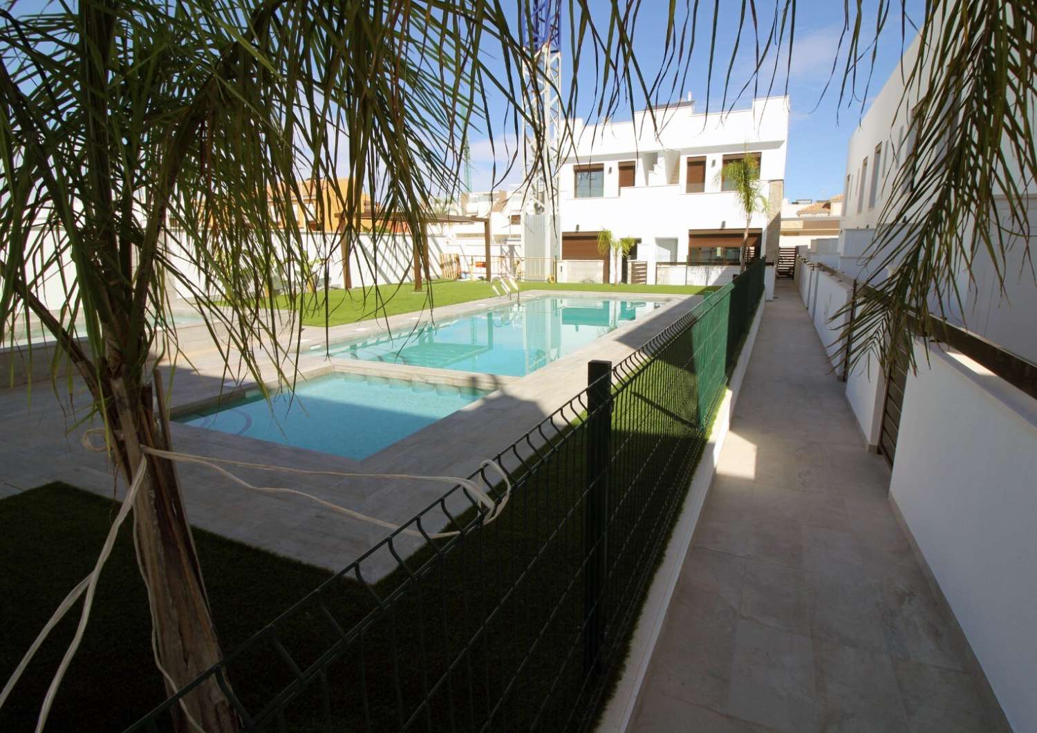 Villa pareada de obra nueva con 4 dormitorios, solárium y zonas comunes con piscina y jacuzzi en Pilar de la Horadada
