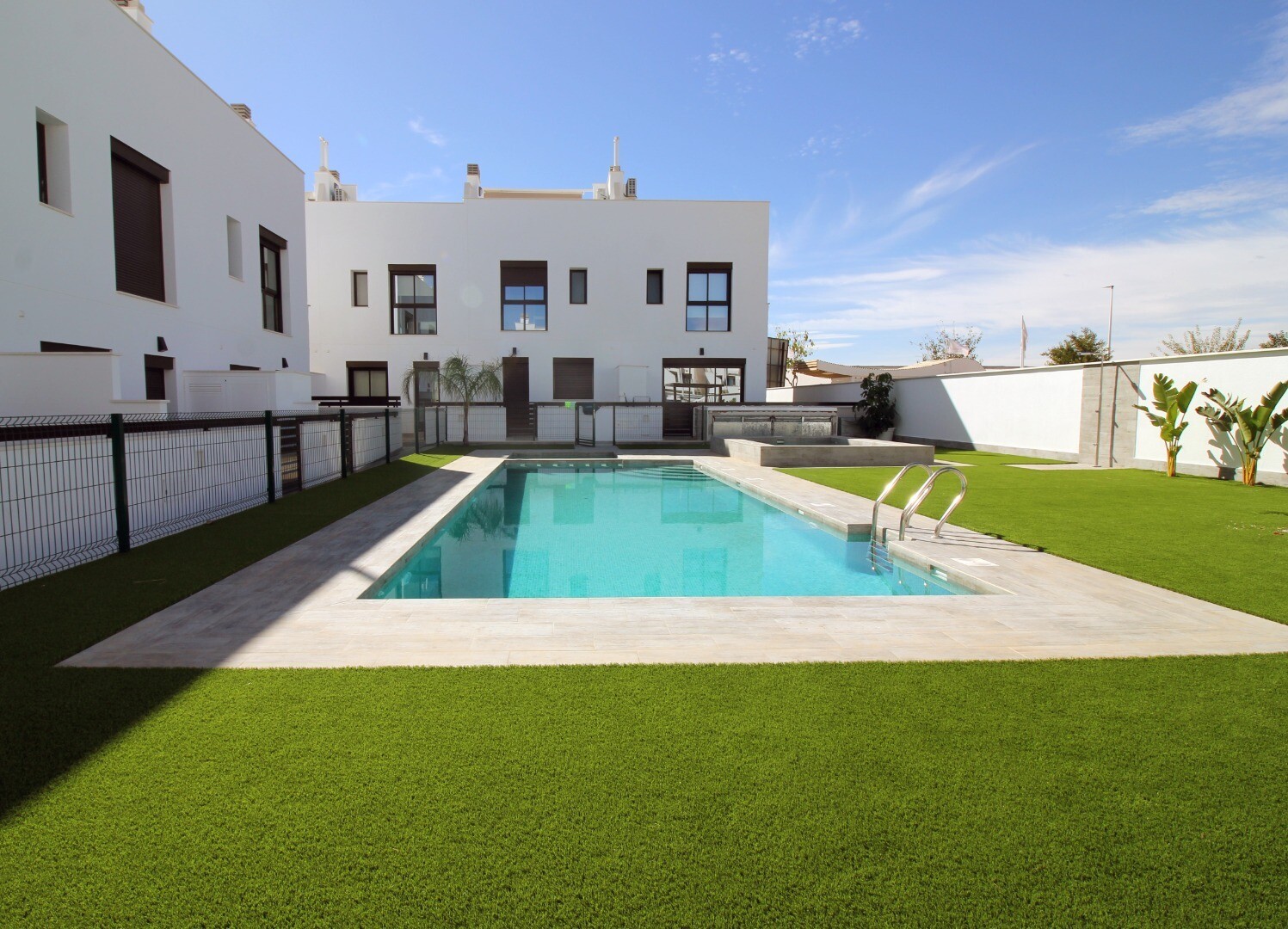 Villa pareada de obra nueva con 4 dormitorios, solárium y zonas comunes con piscina y jacuzzi en Pilar de la Horadada