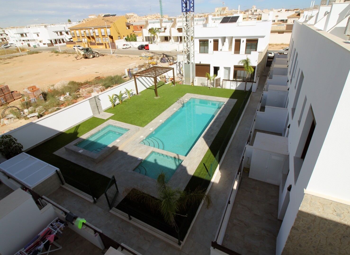 Villa pareada de obra nueva con 4 dormitorios, solárium y zonas comunes con piscina y jacuzzi en Pilar de la Horadada