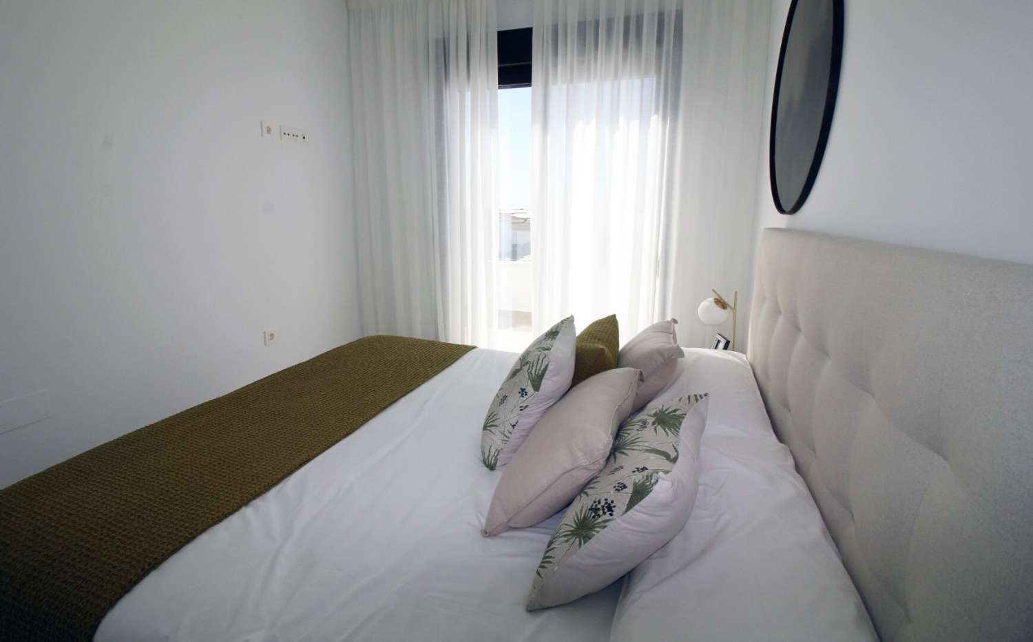 Villa pareada de obra nueva con 4 dormitorios, solárium y zonas comunes con piscina y jacuzzi en Pilar de la Horadada
