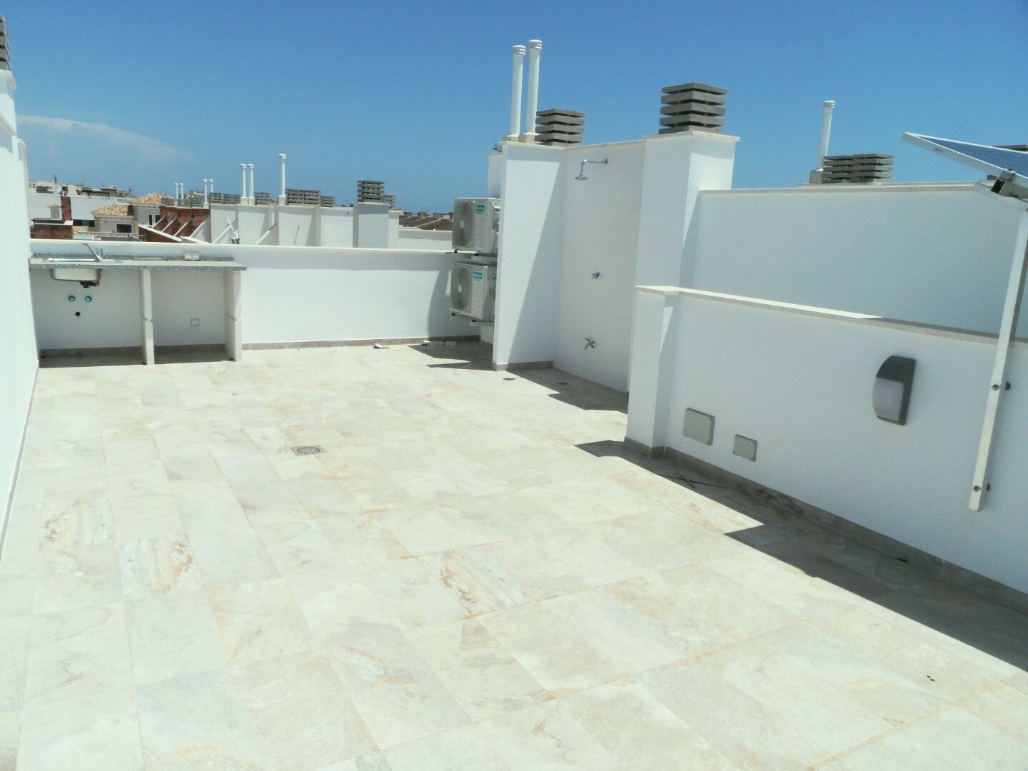 Villa pareada de obra nueva con 4 dormitorios, solárium y zonas comunes con piscina y jacuzzi en Pilar de la Horadada