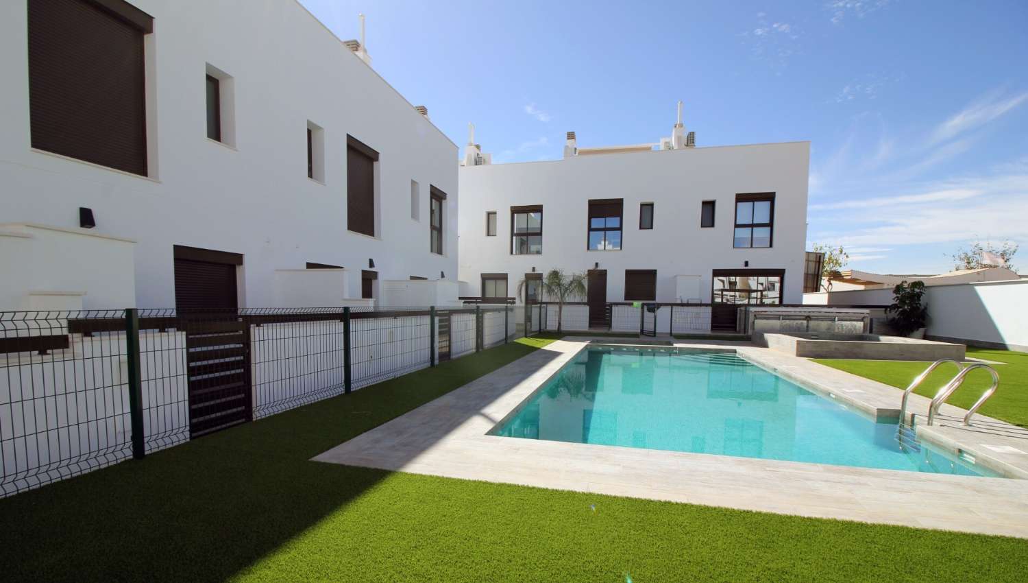 Villa pareada de obra nueva con 4 dormitorios, solárium y zonas comunes con piscina y jacuzzi en Pilar de la Horadada