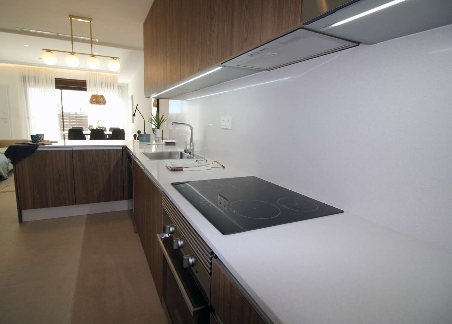Villa pareada de obra nueva con 4 dormitorios, solárium y zonas comunes con piscina y jacuzzi en Pilar de la Horadada