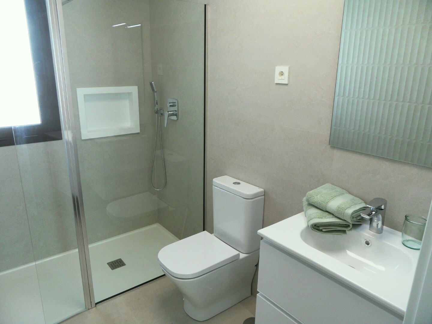 Villa pareada de obra nueva con 4 dormitorios, solárium y zonas comunes con piscina y jacuzzi en Pilar de la Horadada