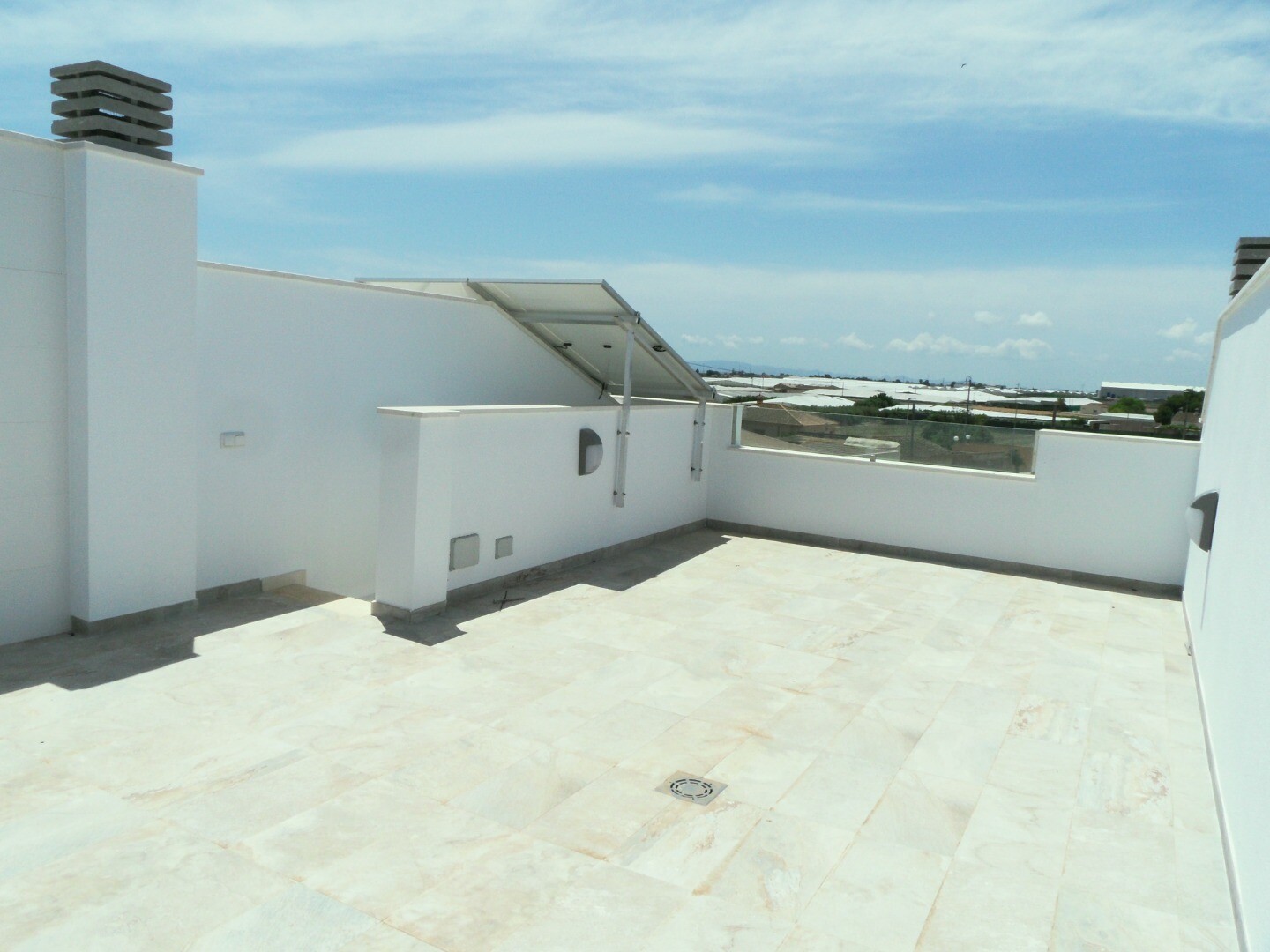 Villa pareada de obra nueva con 4 dormitorios, solárium y zonas comunes con piscina y jacuzzi en Pilar de la Horadada