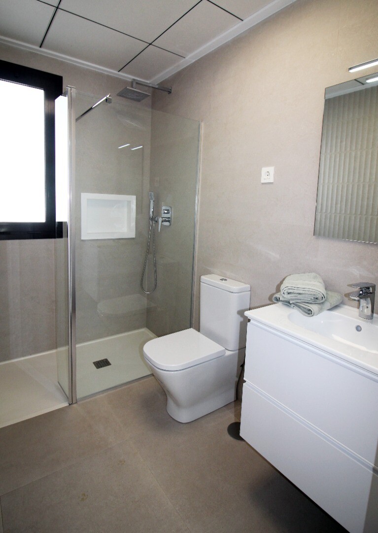 Villa pareada de obra nueva con 4 dormitorios, solárium y zonas comunes con piscina y jacuzzi en Pilar de la Horadada