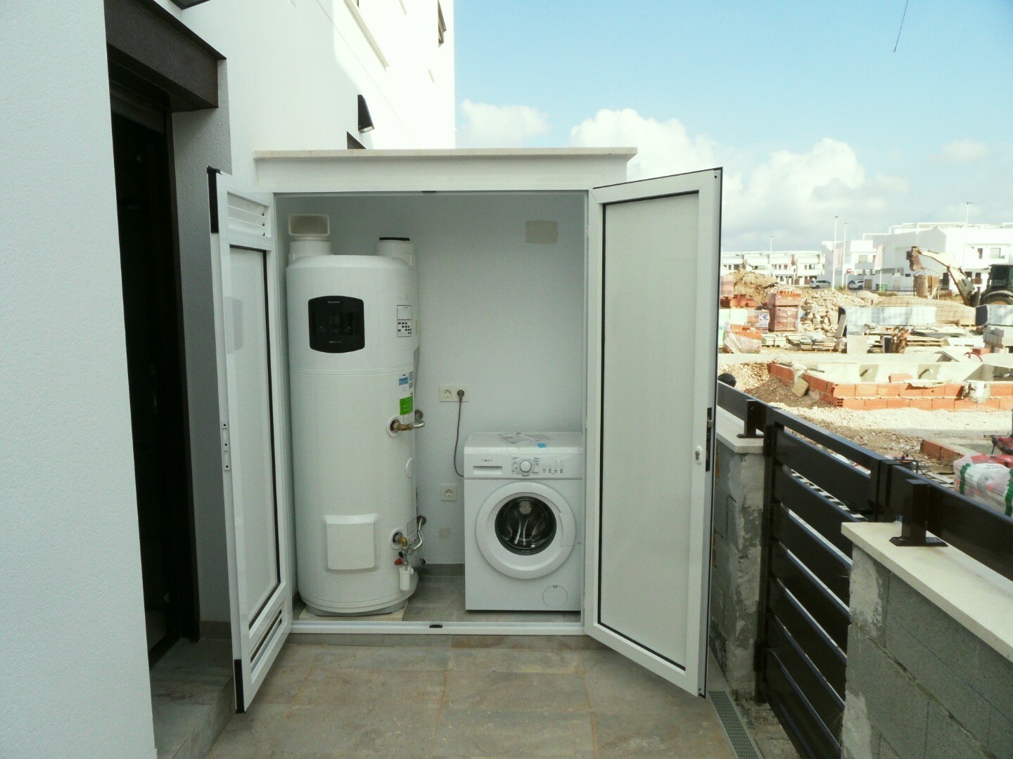 Villa pareada de obra nueva con 4 dormitorios, solárium y zonas comunes con piscina y jacuzzi en Pilar de la Horadada