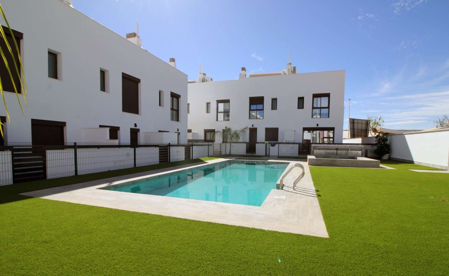 Villa pareada de obra nueva con 4 dormitorios, solárium y zonas comunes con piscina y jacuzzi en Pilar de la Horadada