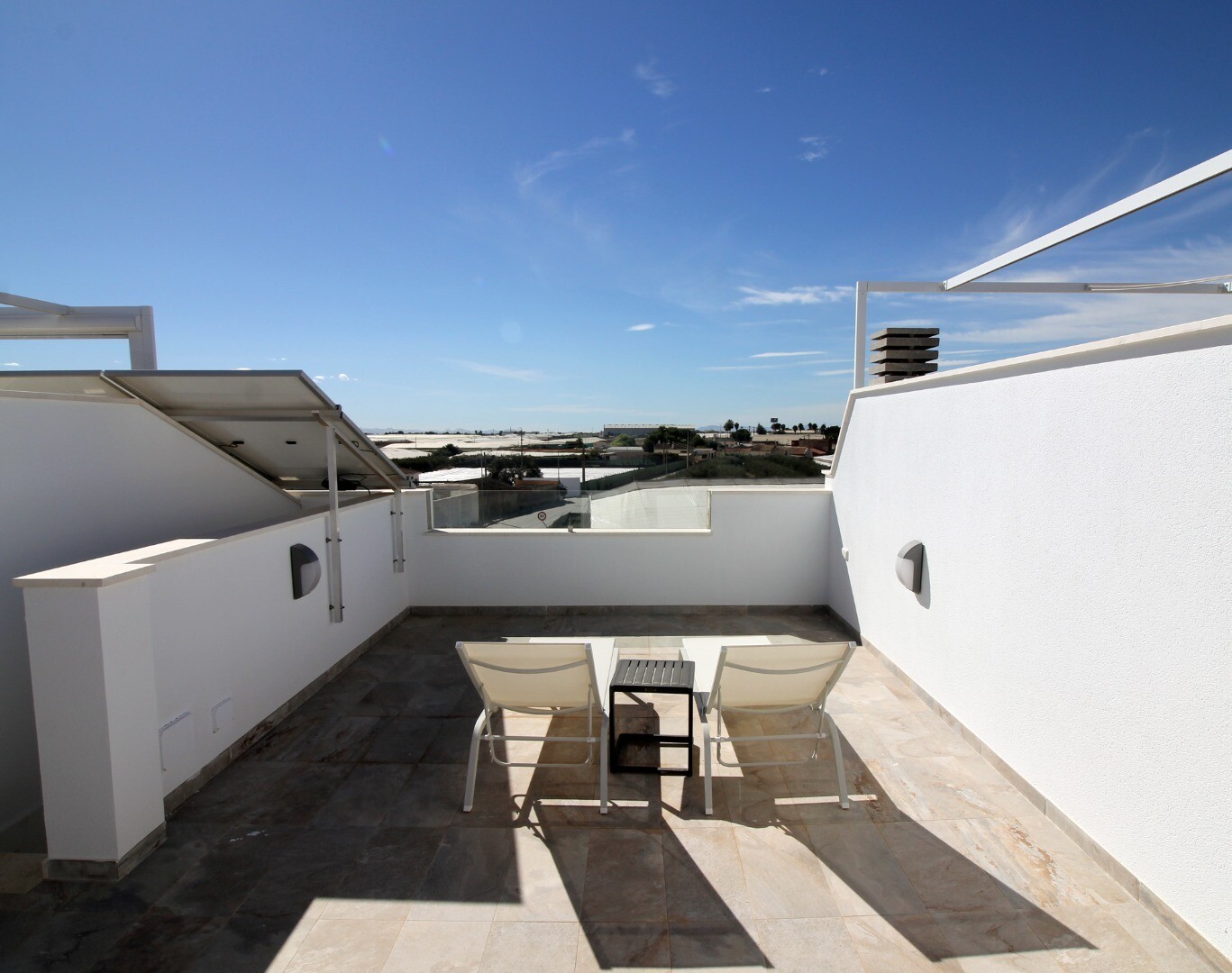 Villa pareada de obra nueva con 4 dormitorios, solárium y zonas comunes con piscina y jacuzzi en Pilar de la Horadada