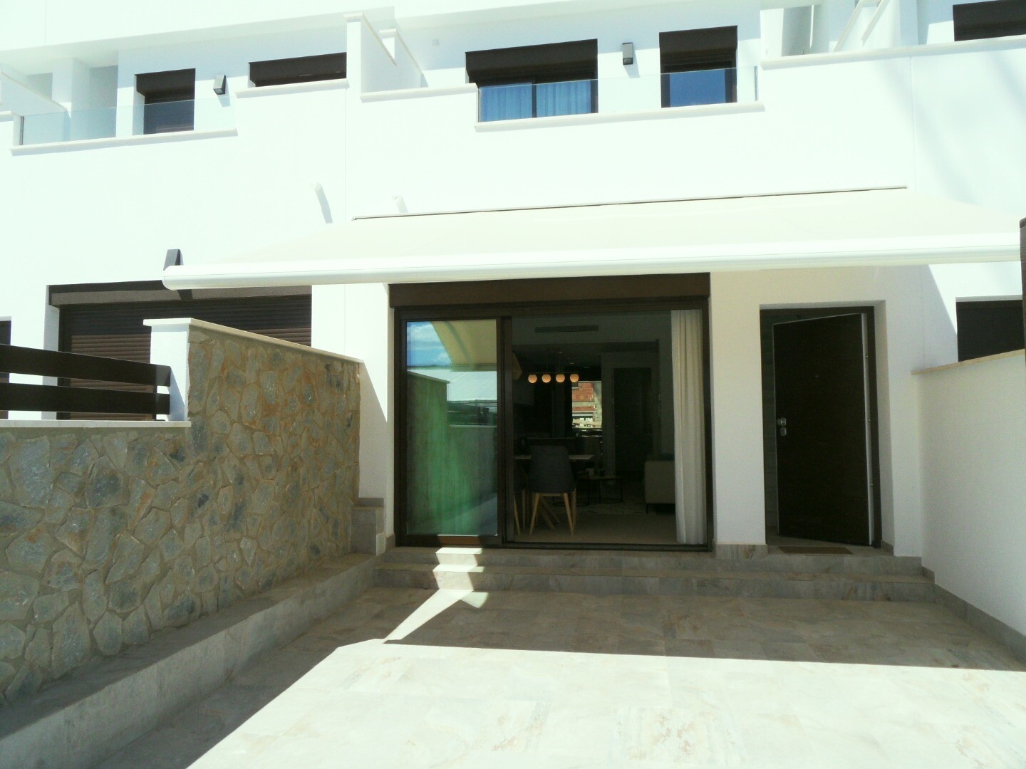 Villa pareada de obra nueva con 4 dormitorios, solárium y zonas comunes con piscina y jacuzzi en Pilar de la Horadada