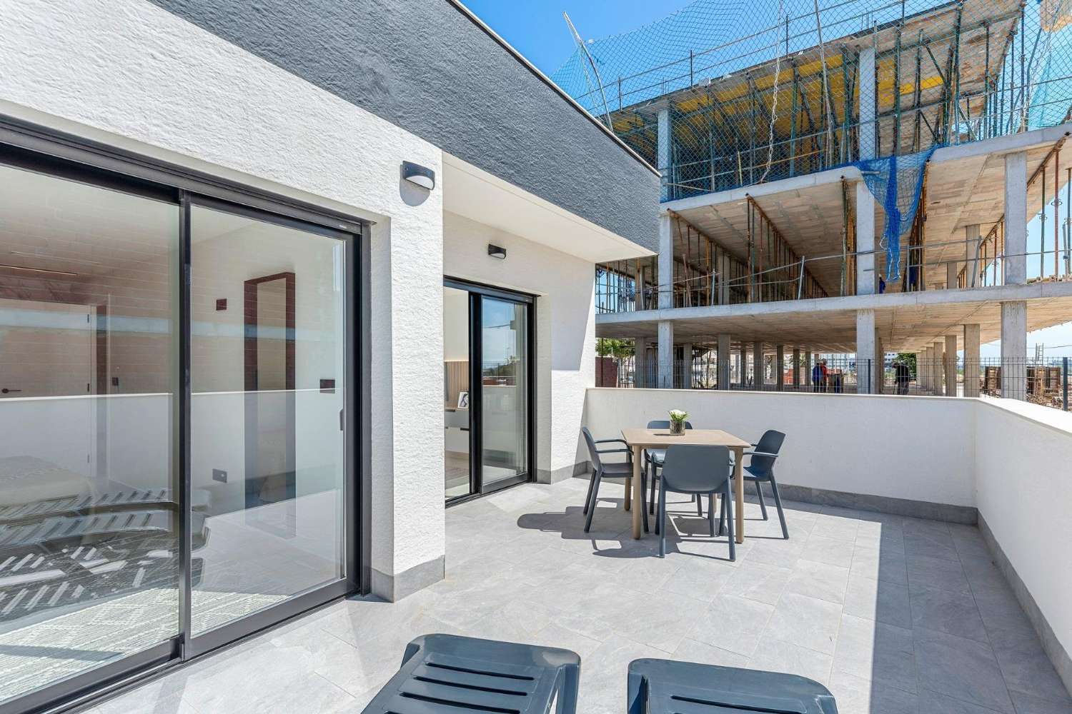 Apartamentos de nueva construcción con licencia turística y vistas a la laguna en El Raso, Guardamar del Segura