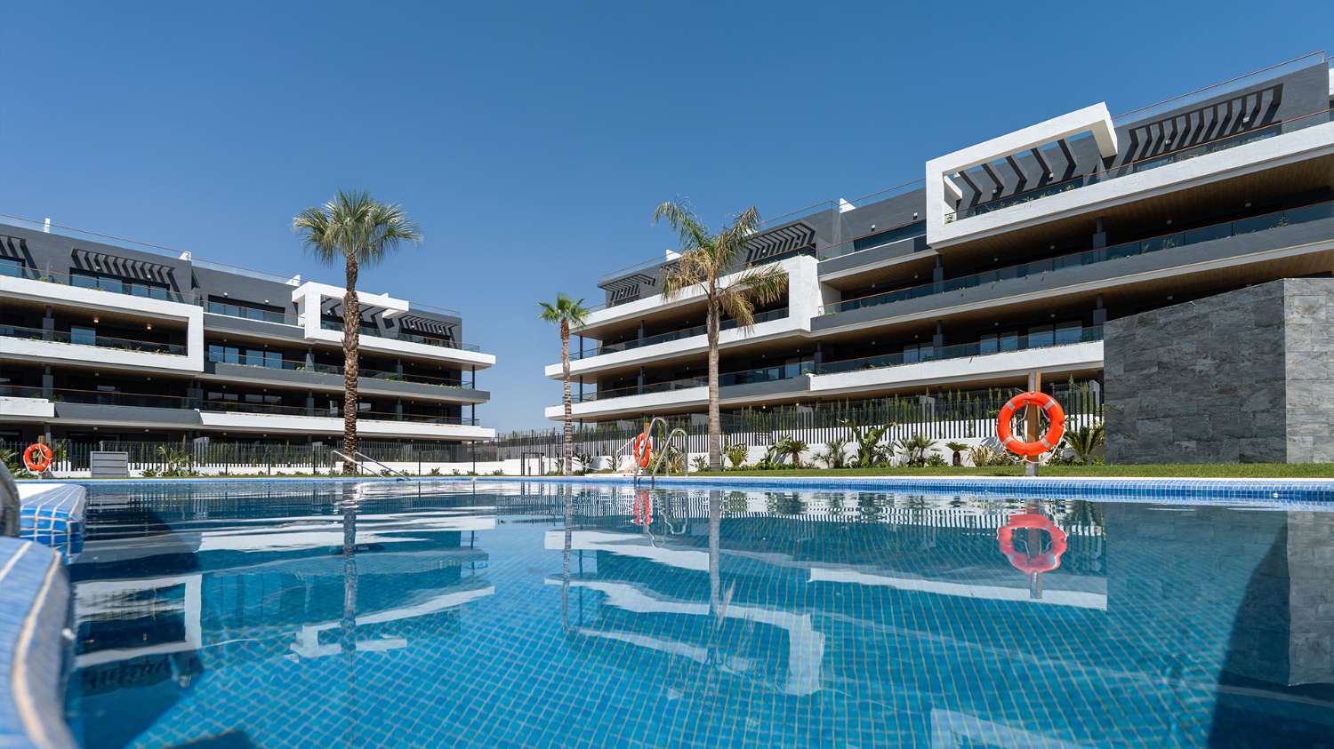 Apartamentos, bungalows, villas pareadas e independientes con magníficas zonas comunes en Torrevieja