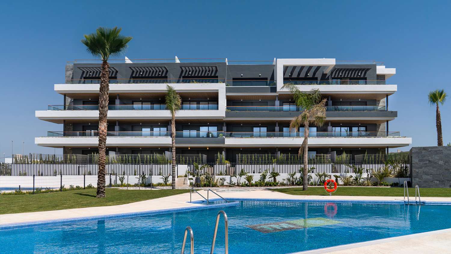 Apartamentos, bungalows, villas pareadas e independientes con magníficas zonas comunes en Torrevieja
