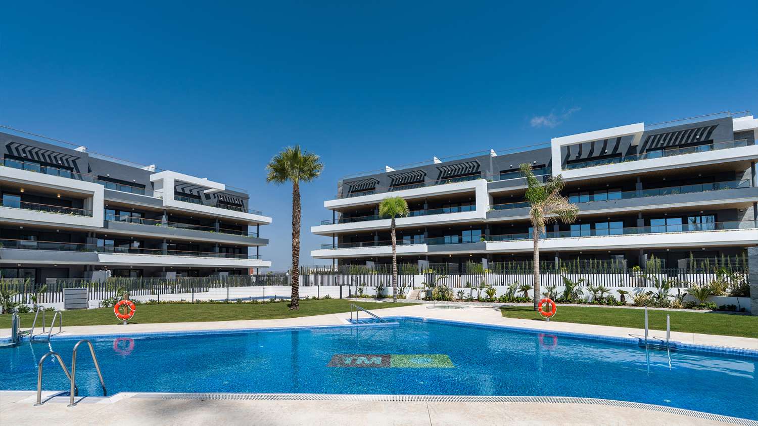 Apartamentos, bungalows, villas pareadas e independientes con magníficas zonas comunes en Torrevieja