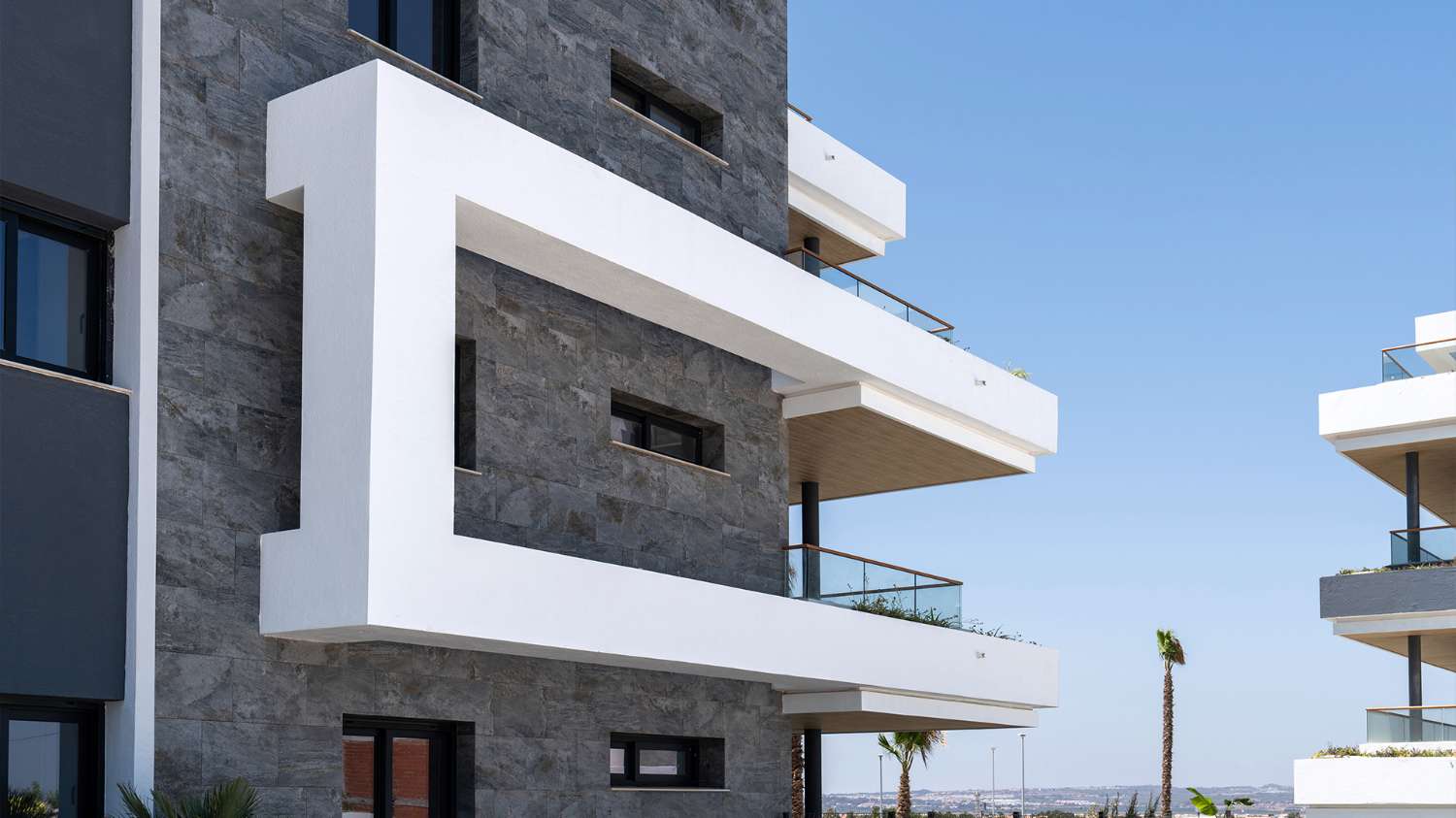 Apartamentos, bungalows, villas pareadas e independientes con magníficas zonas comunes en Torrevieja