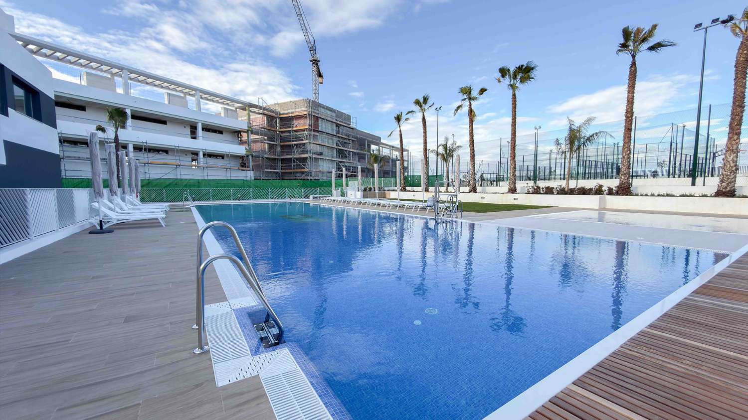 Apartamentos, bungalows, villas pareadas e independientes con magníficas zonas comunes en Torrevieja