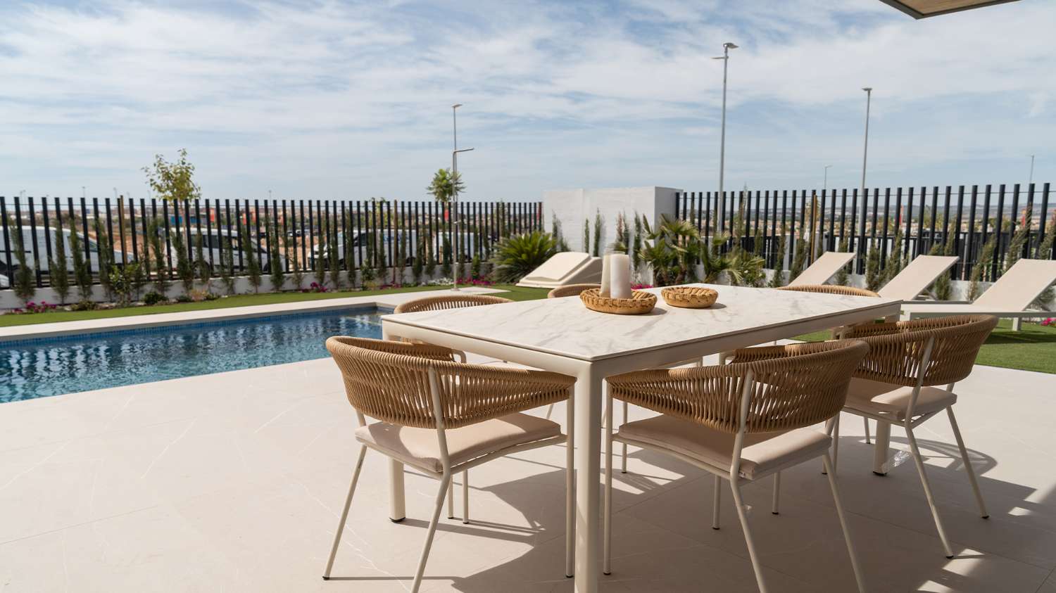 Apartamentos, bungalows, villas pareadas e independientes con magníficas zonas comunes en Torrevieja
