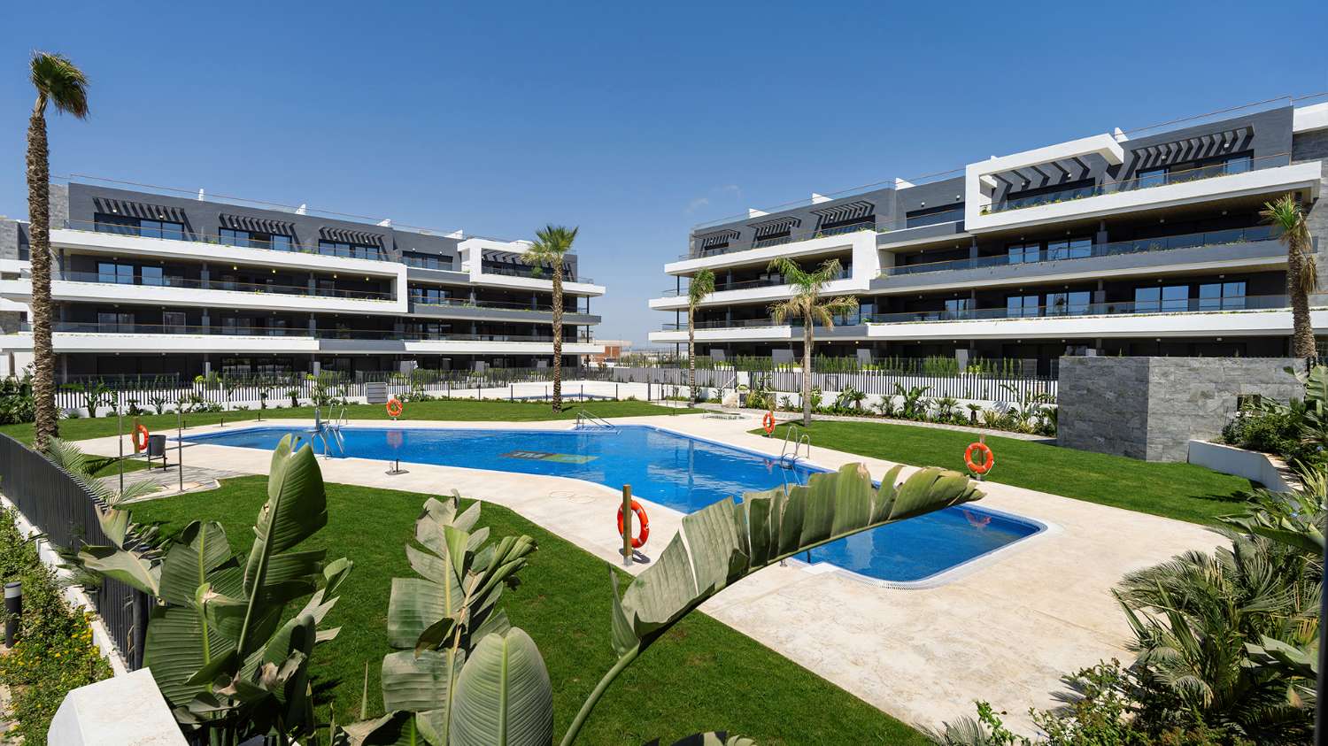 Apartamentos, bungalows, villas pareadas e independientes con magníficas zonas comunes en Torrevieja