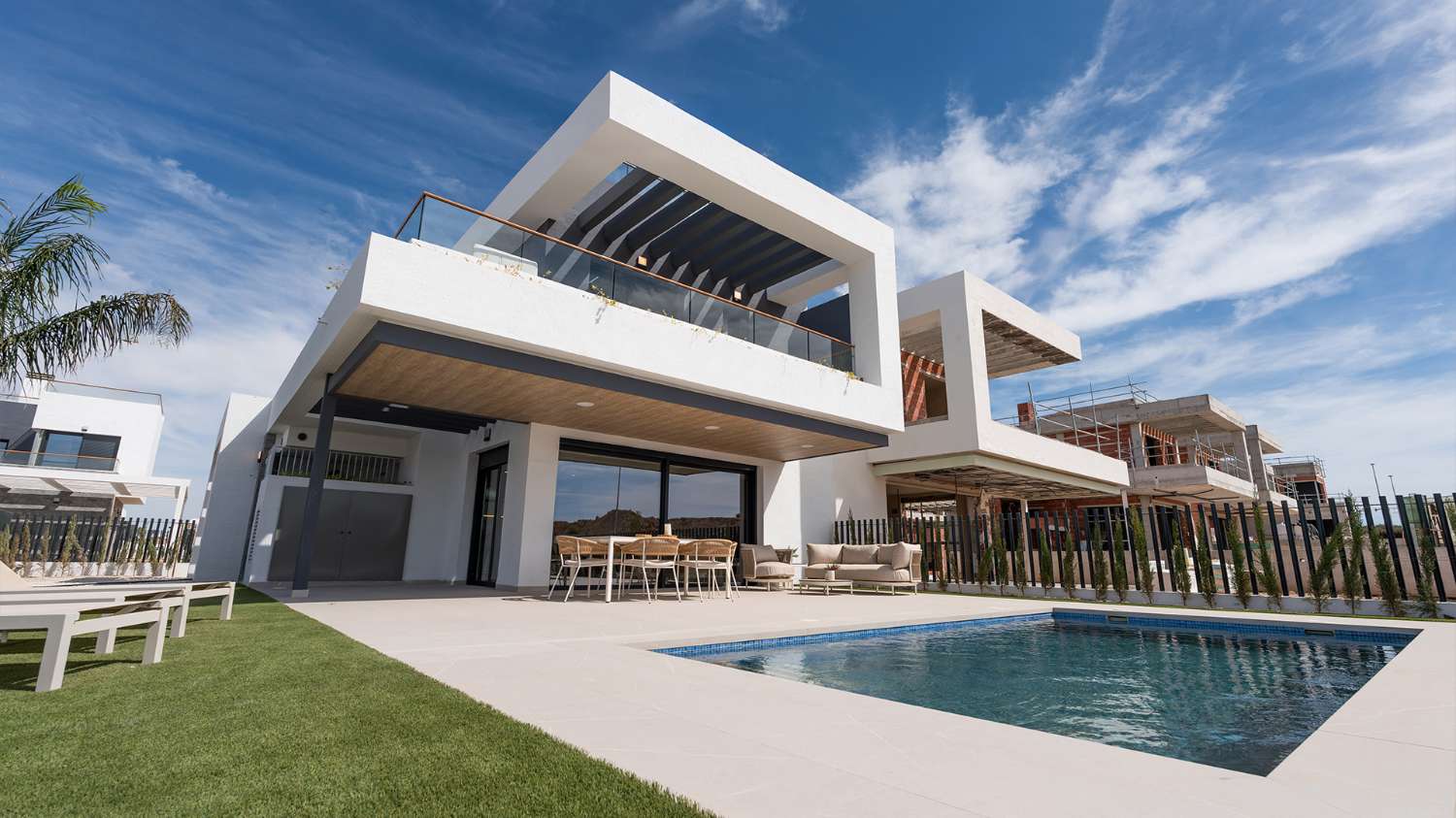 Apartamentos, bungalows, villas pareadas e independientes con magníficas zonas comunes en Torrevieja