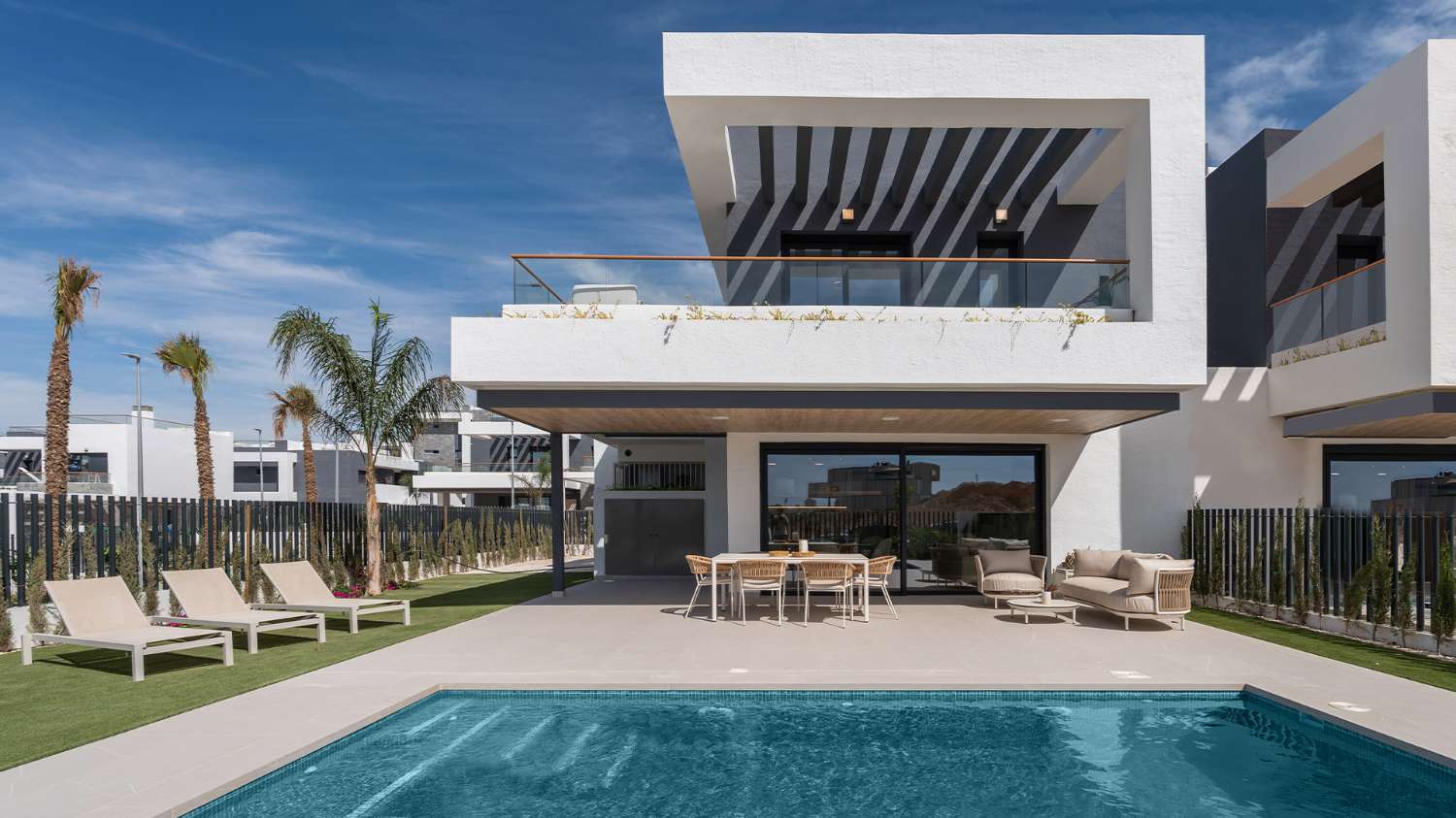 Apartamentos, bungalows, villas pareadas e independientes con magníficas zonas comunes en Torrevieja