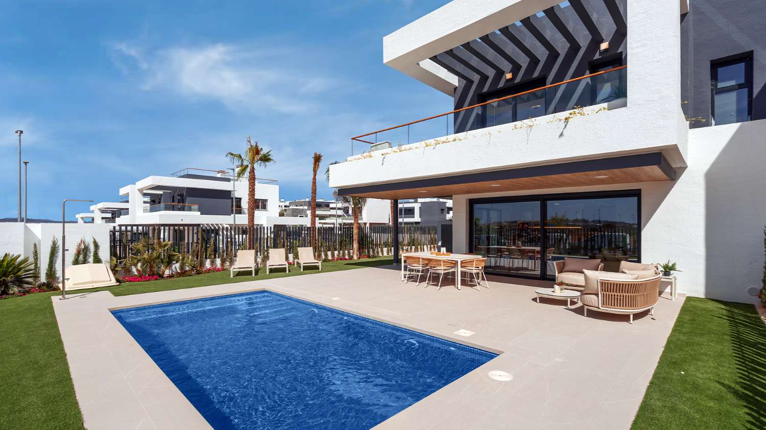 Apartamentos, bungalows, villas pareadas e independientes con magníficas zonas comunes en Torrevieja