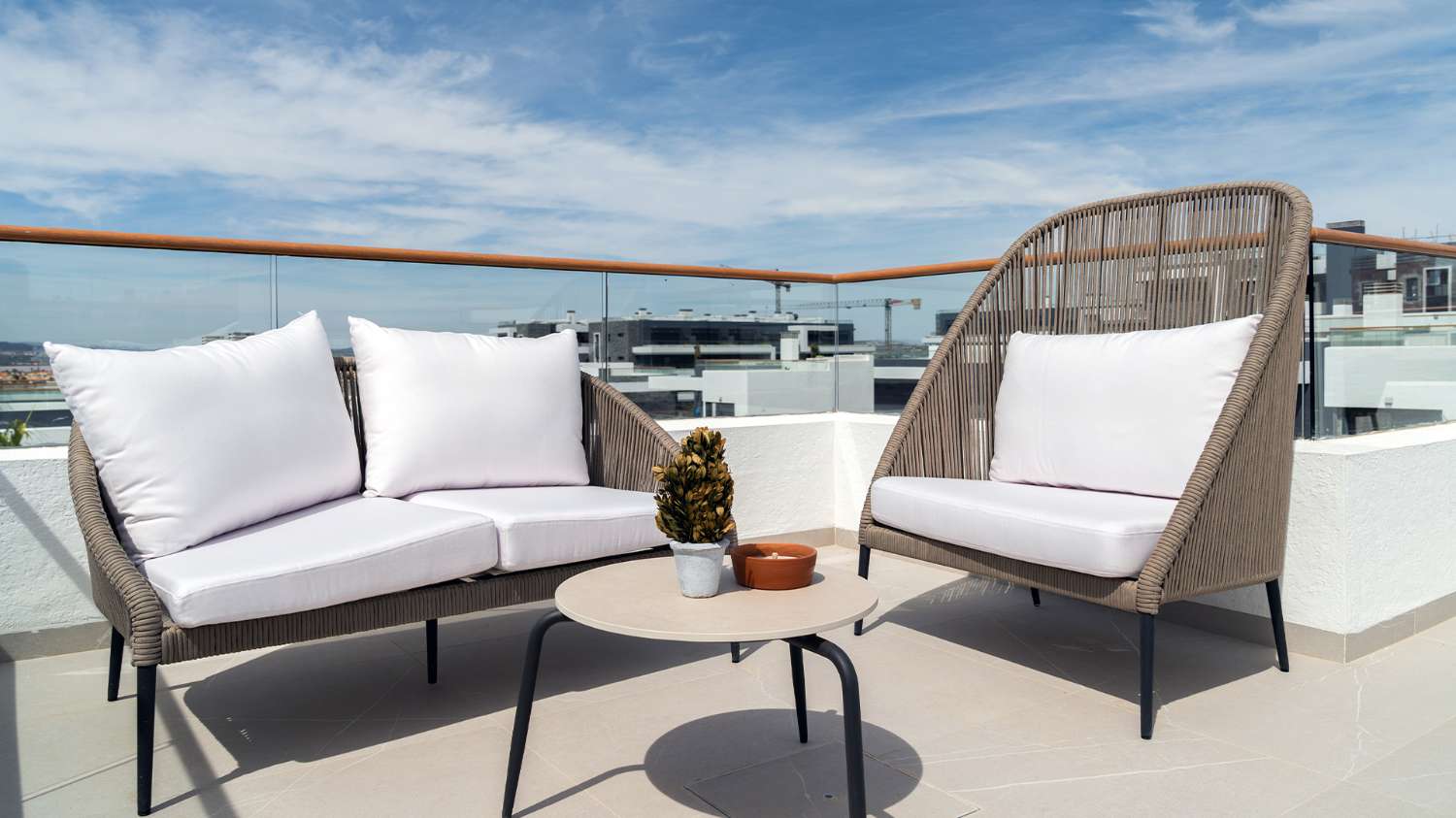 Apartamentos, bungalows, villas pareadas e independientes con magníficas zonas comunes en Torrevieja