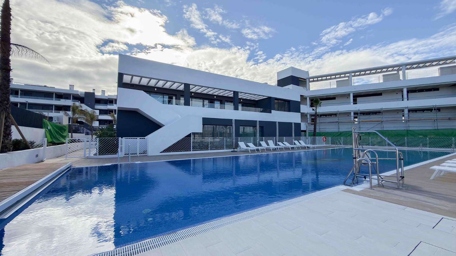 Apartamentos, bungalows, villas pareadas e independientes con magníficas zonas comunes en Torrevieja