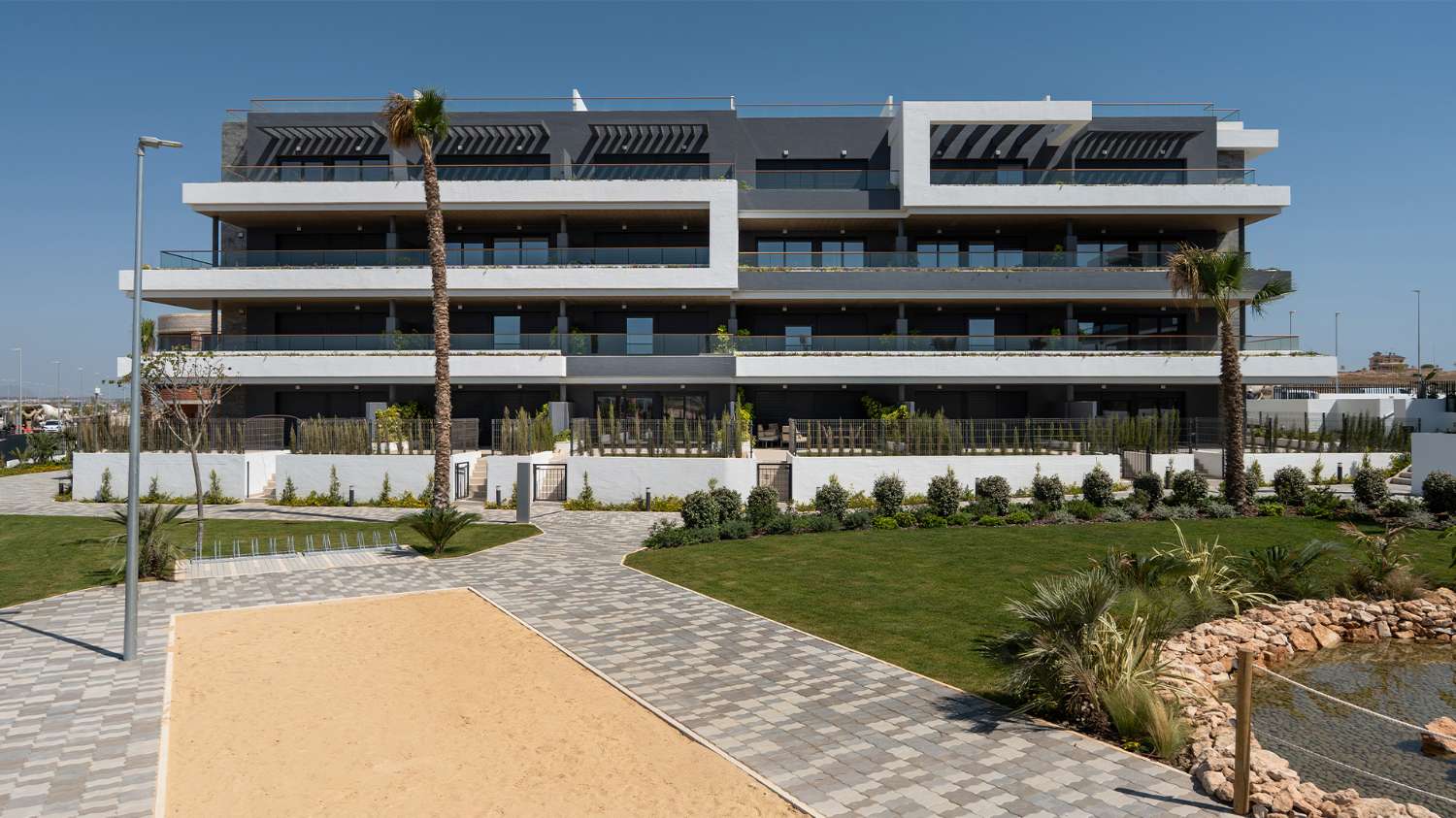Apartamentos, bungalows, villas pareadas e independientes con magníficas zonas comunes en Torrevieja