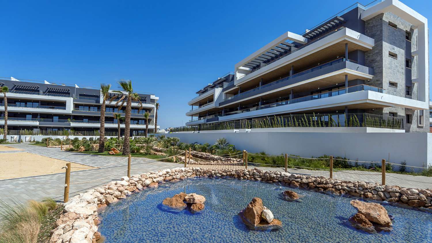 Apartamentos, bungalows, villas pareadas e independientes con magníficas zonas comunes en Torrevieja