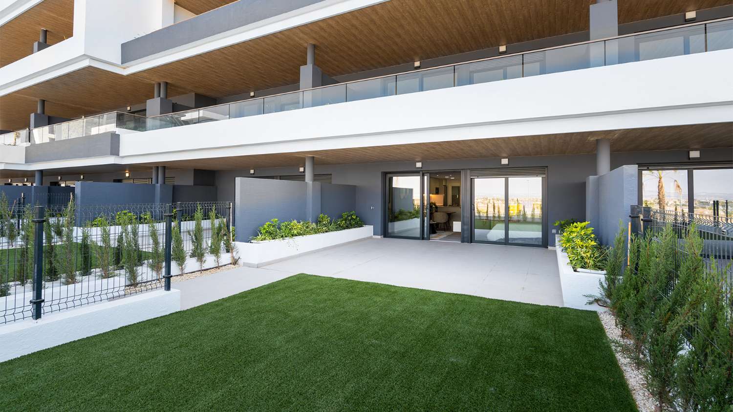 Apartamentos, bungalows, villas pareadas e independientes con magníficas zonas comunes en Torrevieja