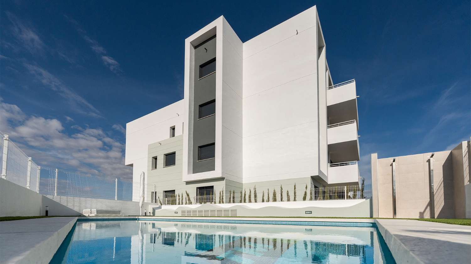 Pisos y áticos de obra nueva de 2, 3 y 4 dormitorios en el residencial Los Álamos de Molina
