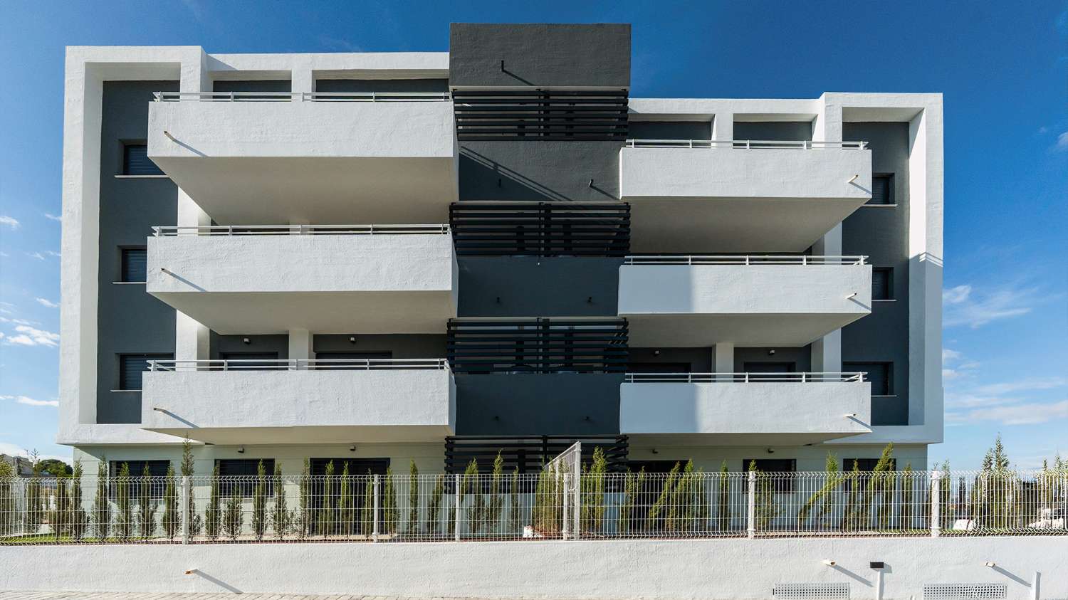 Pisos y áticos de obra nueva de 2, 3 y 4 dormitorios en el residencial Los Álamos de Molina