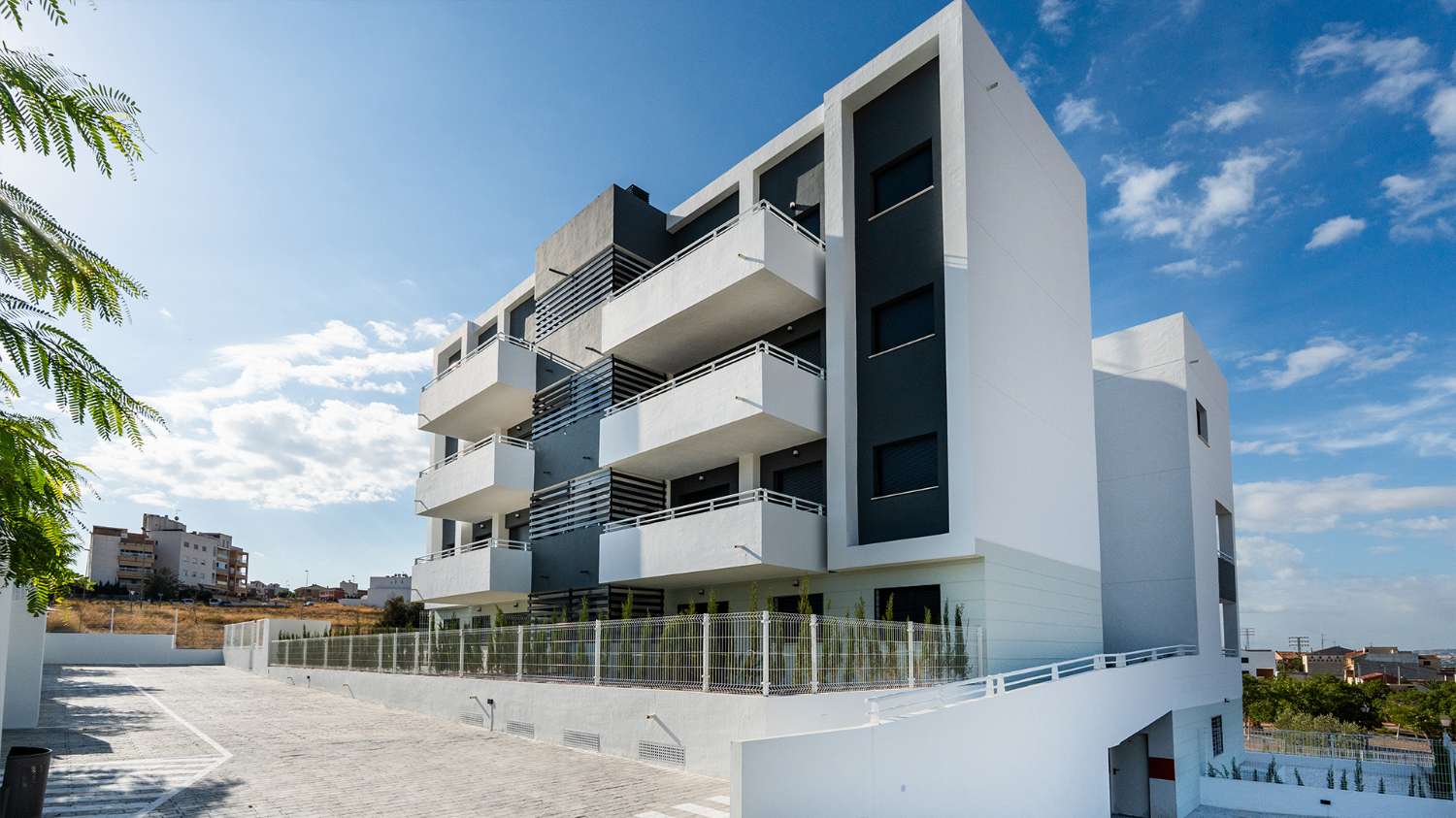 Pisos y áticos de obra nueva de 2, 3 y 4 dormitorios en el residencial Los Álamos de Molina