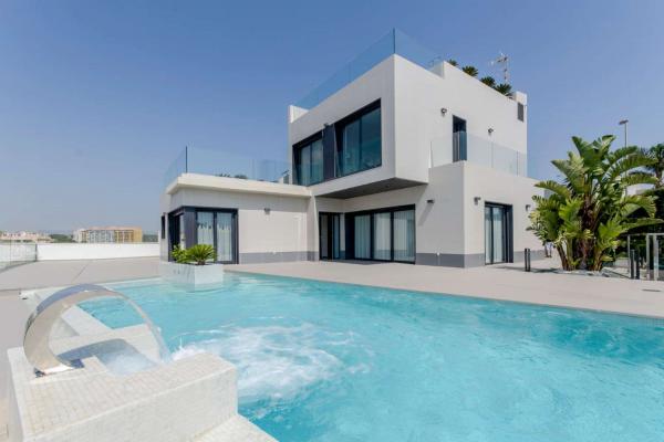 Villa en venta en Campoamor (Orihuela)