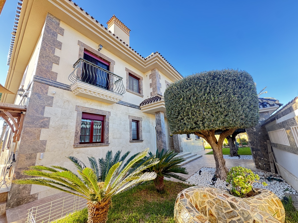 Villa en venta en Cabo Roig (Orihuela)