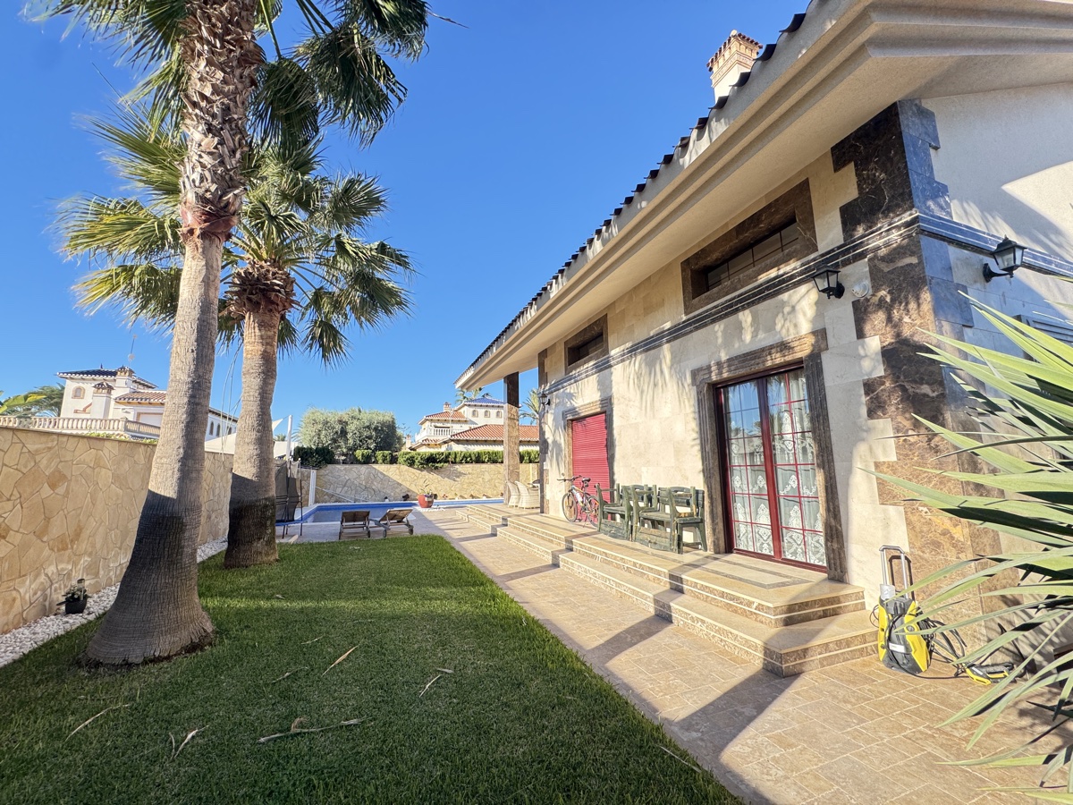 Villa en venta en Cabo Roig (Orihuela)