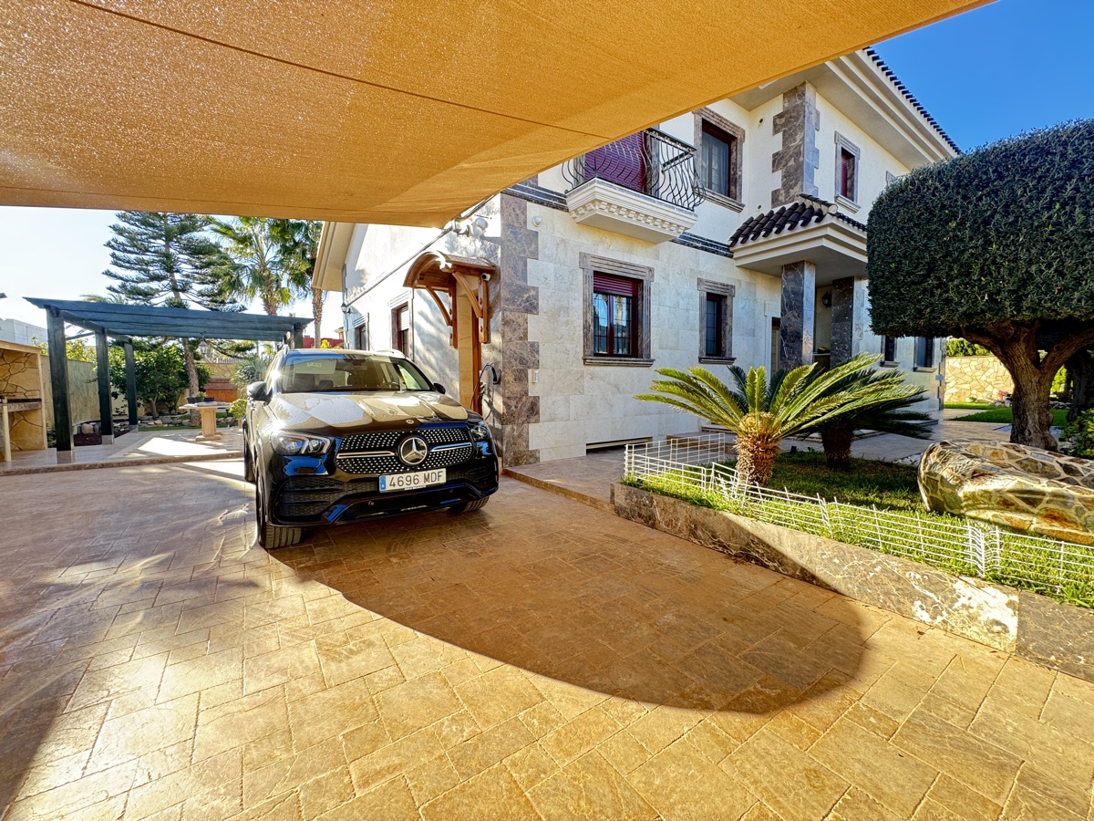 Villa en venta en Cabo Roig (Orihuela)
