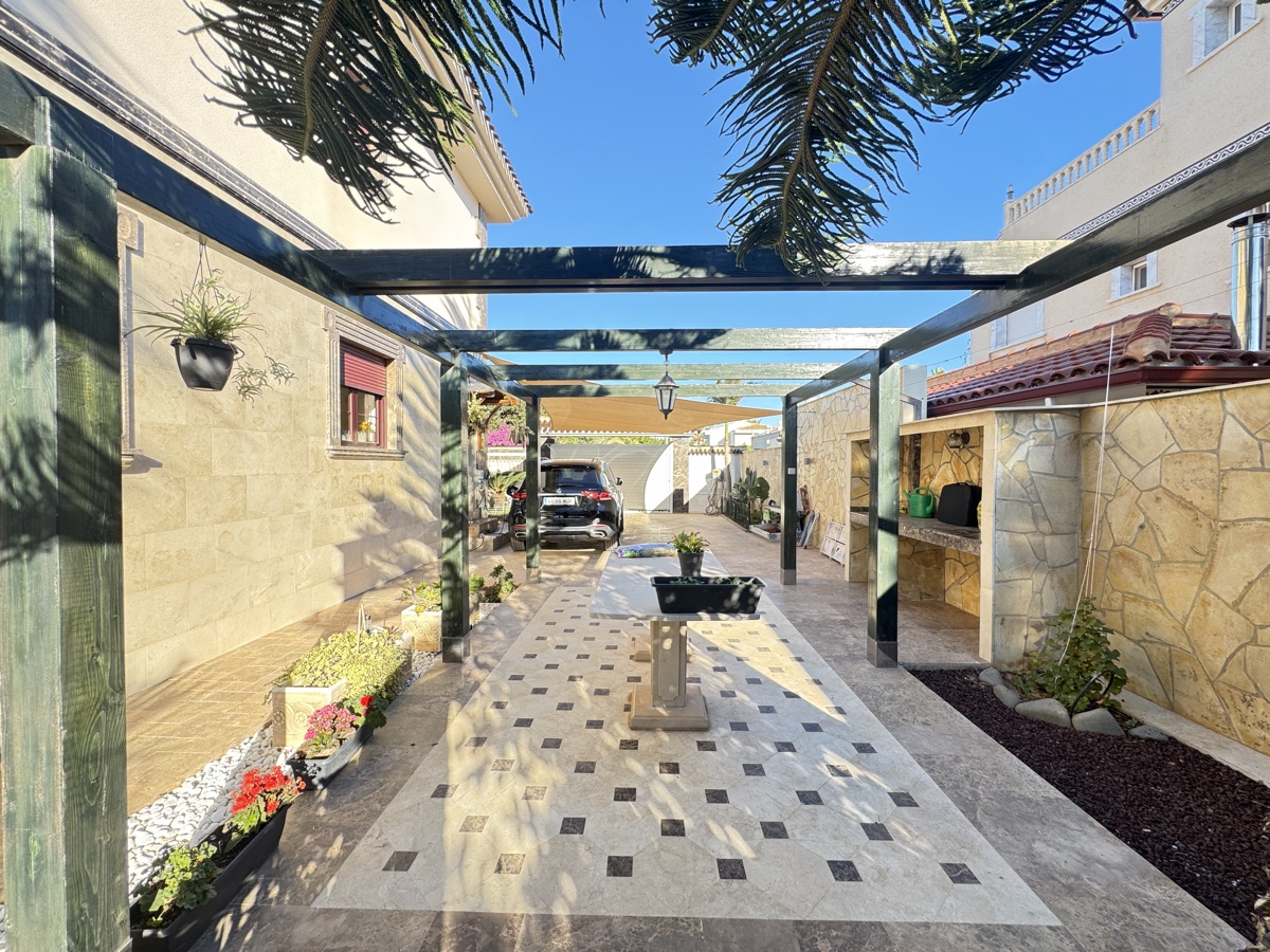 Villa en venta en Cabo Roig (Orihuela)