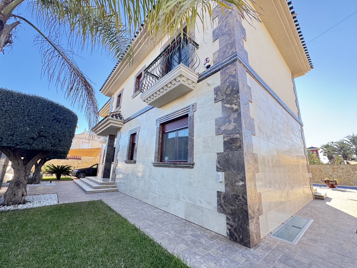 Villa en venta en Cabo Roig (Orihuela)