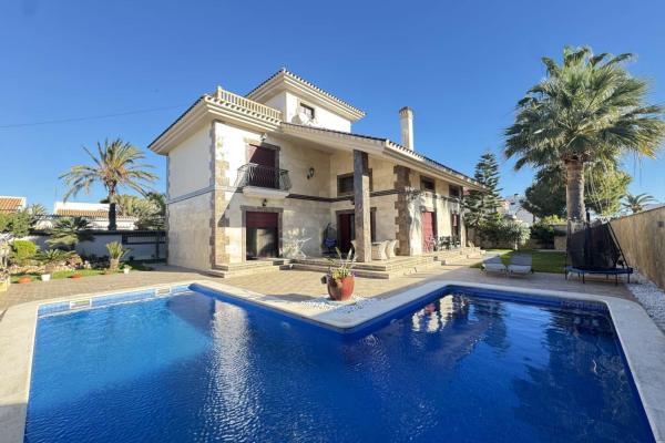 Villa en venta en Cabo Roig (Orihuela)
