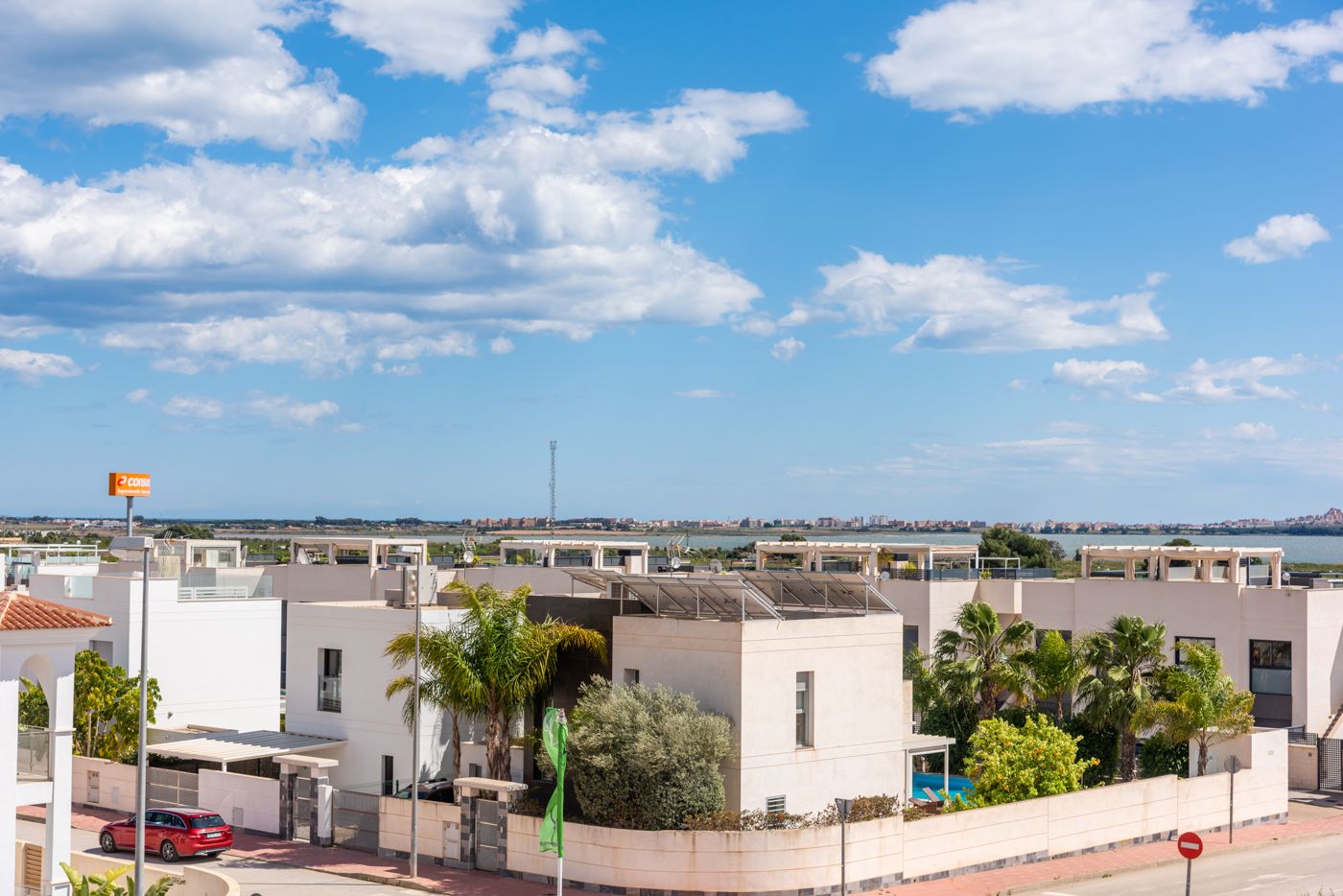 Exquisita Villa de Lujo en Los Montesinos con Piscina Desbordante y Vistas Espectaculares