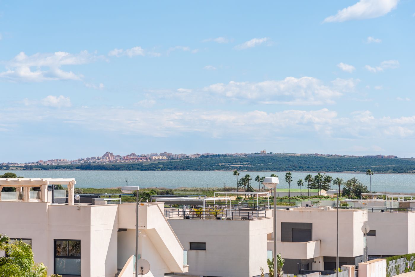 Exquisita Villa de Lujo en Los Montesinos con Piscina Desbordante y Vistas Espectaculares