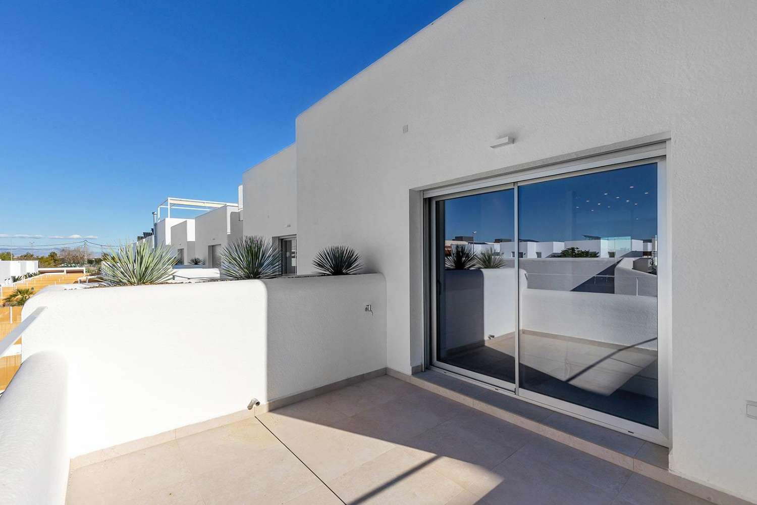 Exclusivo Bungalow con Amplio Solarium en Dolores