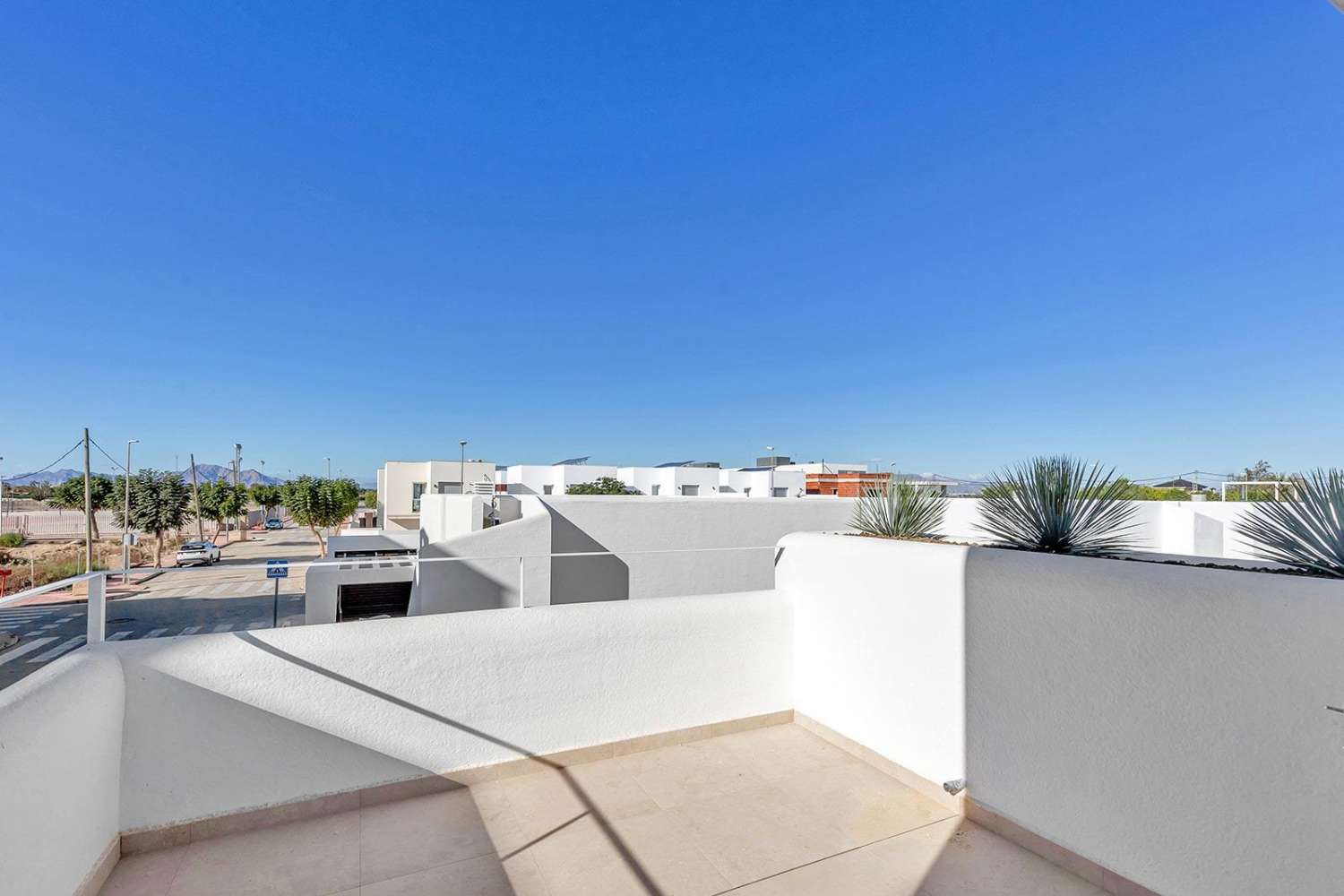 Exclusivo Bungalow con Amplio Solarium en Dolores