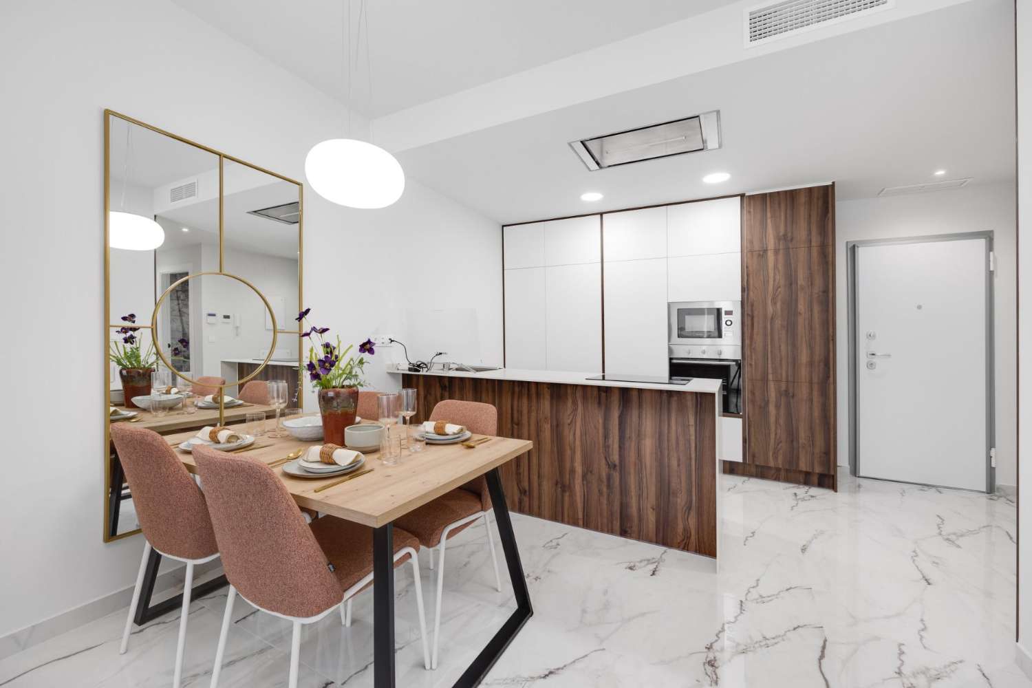 Acogedora Planta Baja en San Miguel de Salinas con Terraza Privada