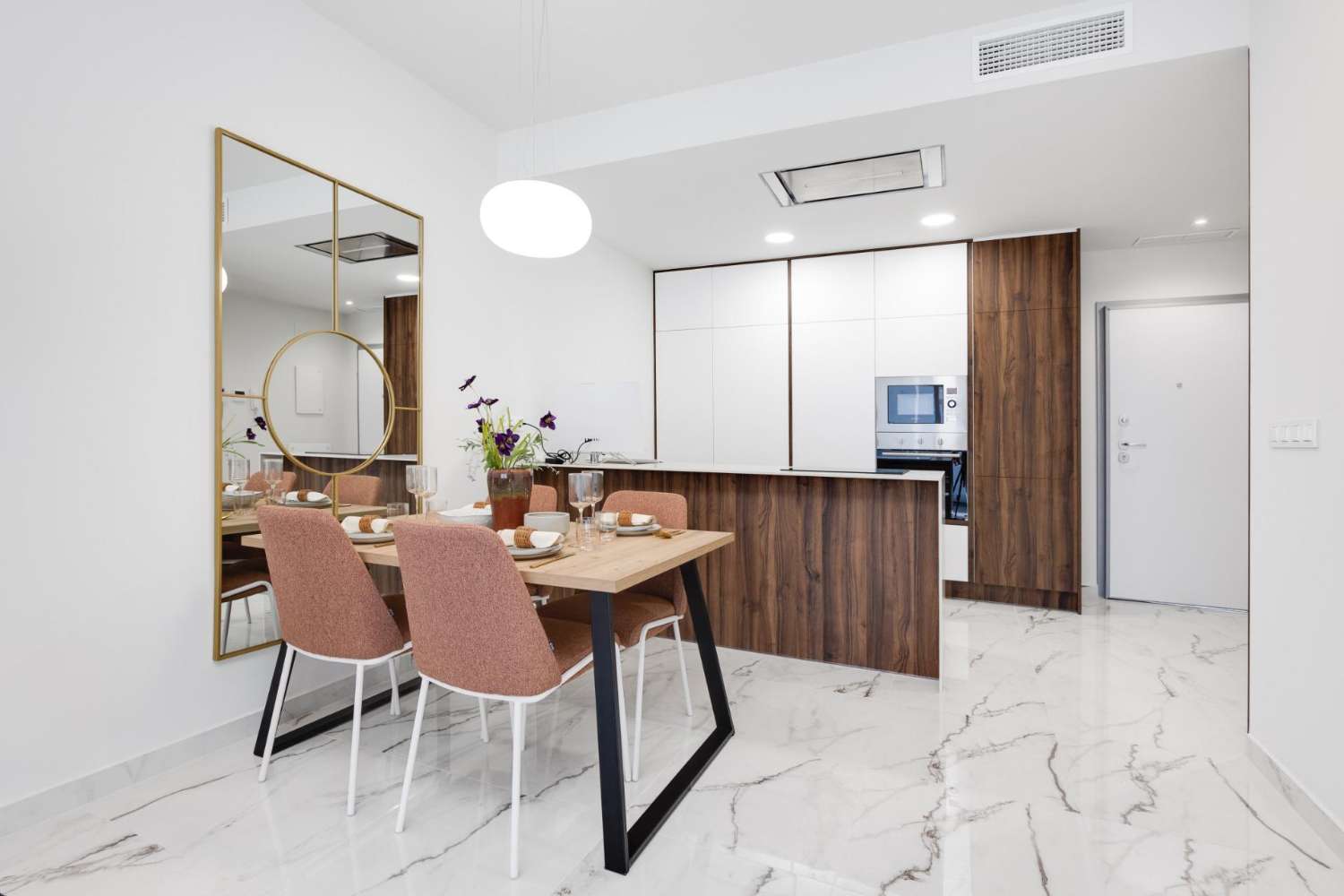 Acogedora Planta Baja en San Miguel de Salinas con Terraza Privada