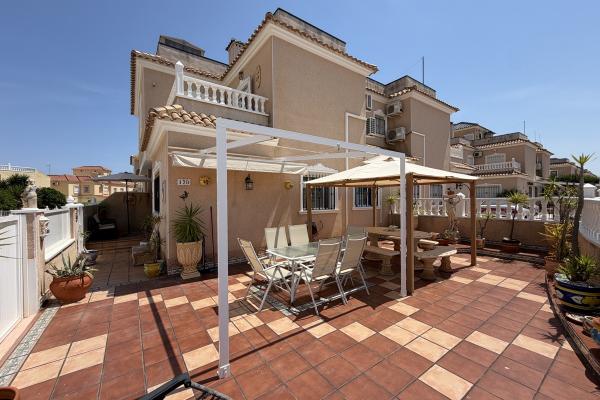 Casa adosada de 2 dormitorios y 2 baños en La Zenia